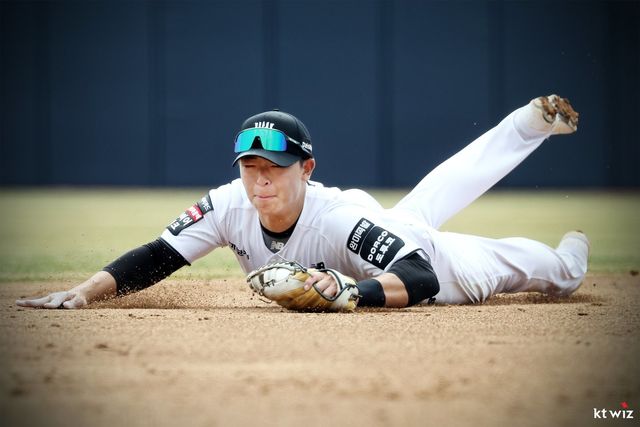 이강철 KT 감독은 안정된 수비를 보여준&nbsp;신인 이강민을 이번 시즌 주전 유격수로 낙점했다. 이강민은 “더 패기 있게 야구하겠다”고 각오를 다졌다. 사진제공｜KT 위즈