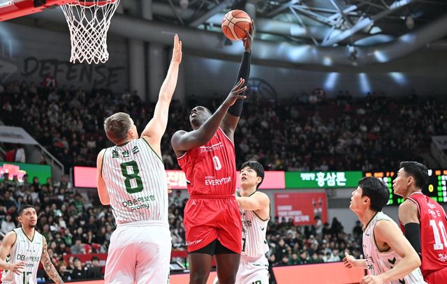 DB-정관장의 5라운드 맞대결. 정관장 오브라이언트(오른쪽)가 DB 헨리 엘런슨을 피해 슛을 시도하고 있다. 사진제공｜KBL