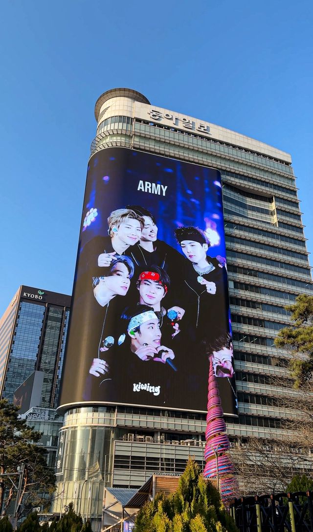 서울 세종대로 사거리 동아미디어센터에 설치된 국내 최대 규모 디지털 사이니지 ‘룩스’(LUUX)가 방탄소년단 광화문 컴백 공연에 맞물려 ‘압도적인 미디어 효과’를 발휘해 화제를 모으고 있다. 박현빈 기자 bakhb9@donga.com