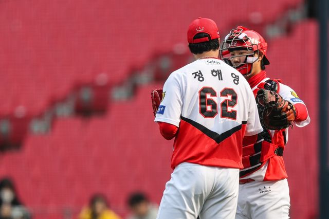 KIA 정해영(62번)은 2026시즌 개막을 앞두고 투구 페이스를 조절하고 있다. 그는 삼성과 시범경기 마지막 2연전에 등판할 계획이다. 사진제공｜KIA 타이거즈