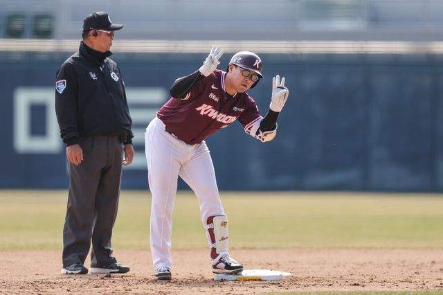 키움 안치홍(오른쪽)이 23일 잠실구장서 열린 ‘2026 신한 SOL 뱅크 KBO리그’ LG와 시범경기에 2번 지명타자로 선발출전해 7회초 2사 만루 찬스에서 3타점 싹쓸이 적시 2루타를 때린 뒤 세리머니를 하고 있다. 안치홍은 이날 경기서 4타점을 쓸어담으며 팀 승리를 이끌었다. 사진제공｜키움 히어로즈