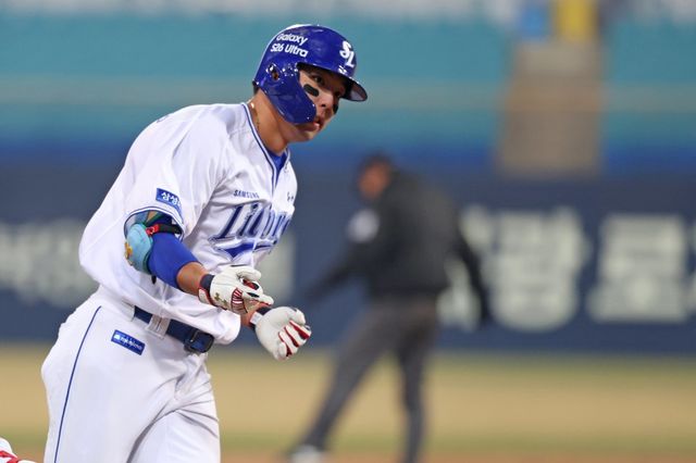 삼성 김영웅이 23일 대구삼성라이온즈파크서 열린 ‘2026 신한 SOL KBO리그’ 시범경기 KIA와 홈경기서 4회말 투런 홈런을 친 뒤 그라운드를 돌고 있다. 사진제공｜삼성 라이온즈