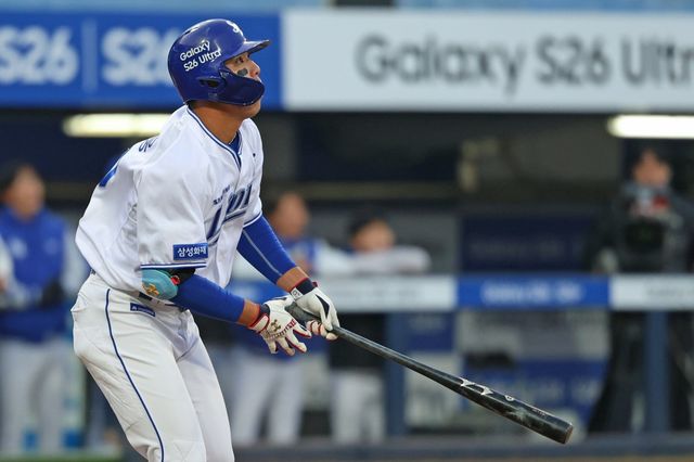 삼성 김영웅이 23일 대구삼성라이온즈파크서 열린 ‘2026 신한 SOL KBO리그’ 시범경기 KIA와 홈경기서 2회말 솔로 홈런을 친 뒤 타구를 바라보고 있다. 사진제공｜삼성 라이온즈