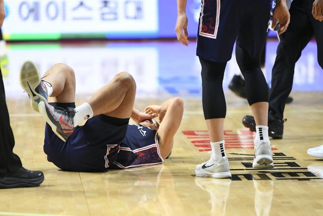 KCC 허훈(왼쪽)은 21일 삼성과 홈경기서 코뼈가 골절되는 부상을 당했다. 그는 24일 수술대에 올랐다. 사진제공｜KBL