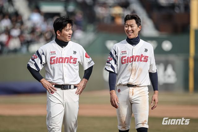 롯데 김민성(왼쪽)과 박승욱이 23일 인천SSG랜더스필드서 열린 SSG와 시범경기서 팀의 승리를 이끌었다. 사진제공｜롯데 자이언츠