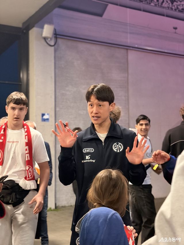 마인츠 이재성은 최근 스포츠동아와 독일 현지에서 만나 분데스리거로서의 삶을 이야기하며 2026북중미월드컵에서의 선전을 다짐했다. 마인츠에서 가장 사랑받는 선수인 그는 매 홈경기를 마칠 때마다 많은 인파에 둘러싸여 비공식 팬 사인회를 열어야 한다. 마인츠｜남장현 기자