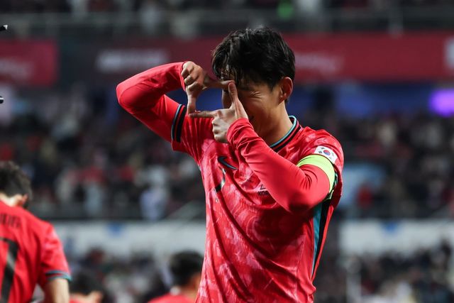 축구대표팀 주장 손흥민은 최근 소속팀에서의 골 침묵을 털어낼 최고의 기회를 맞이했다. 영국 밀턴킨스에서 열릴 코트디부아르와 평가전이다. 지난해 11월 14일 대전월드컵경기장서 열린 볼리비아와 친선전에서 특유의 찰칵 세리머니를 하는 모습. 사진제공｜대한축구협회