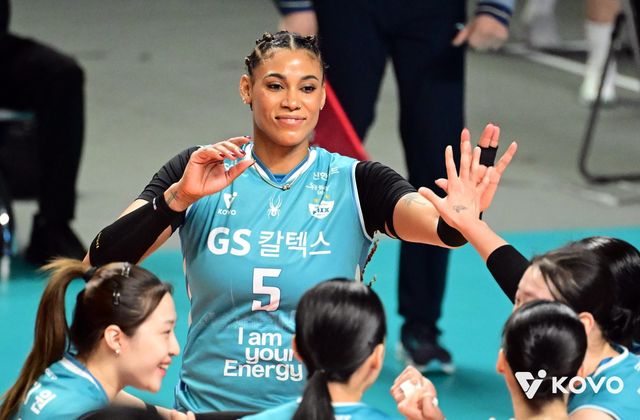 GS칼텍스 실바(뒤)가 24일 장충체육관서 열린 흥국생명과 준PO 홈경기 도중 득점한 뒤 동료들과 기뻐하고 있다. 사진제공│KOVO