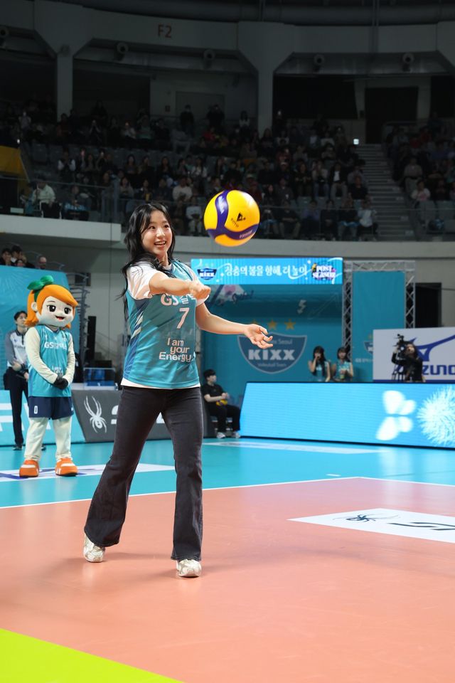 신유빈이 24일 장충체육관서 열린 GS칼텍스-흥국생명의 V리그 여자부 준PO경기를 앞두고 시구를 했다. 사진제공│GS칼텍스 배구단