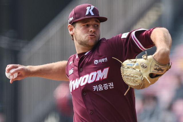 키움 네이선 와일스가 24일 잠실구장서 열린 ‘2026 신한 SOL 뱅크 KBO리그’ LG와 시범경기에 선발투수로 등판해 힘차게 공을 던지고 있다. 와일스는 5이닝 4안타 무4사구 1탈삼진 무실점 호투로 팀의 5-2&nbsp;승리를 이끌었다. 사진제공｜키움 히어로즈