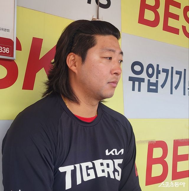 KIA 김범수가 24일 대구 삼성라이온즈파크에서 열린 ‘2026 신한 SOL KBO리그’ 시범경기 삼성과 원정경기를 끝낸 뒤 자신의 투구를 돌아보고 있다. 대구=박정현 기자