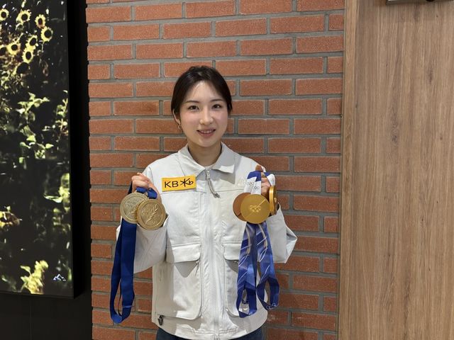 김길리가 20일 올림픽파크텔서 열린 인터뷰를 마친 뒤 올림픽, 세계선수권서 따낸 금메달을 들어 보이고 있다. 강산 기자 posterboy@donga.com