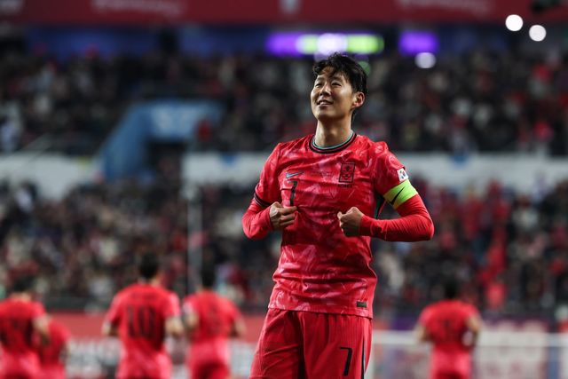 축구대표팀 주장 손흥민은 최근 소속팀에서의 골 침묵을 털어낼 최고의 기회를 맞이했다. 영국 밀턴킨스에서 열릴 코트디부아르와 평가전이다. 지난해 11월 14일 대전월드컵경기장서 열린 볼리비아와 친선전에서 골 세리머니를 하는 모습. 사진제공｜대한축구협회