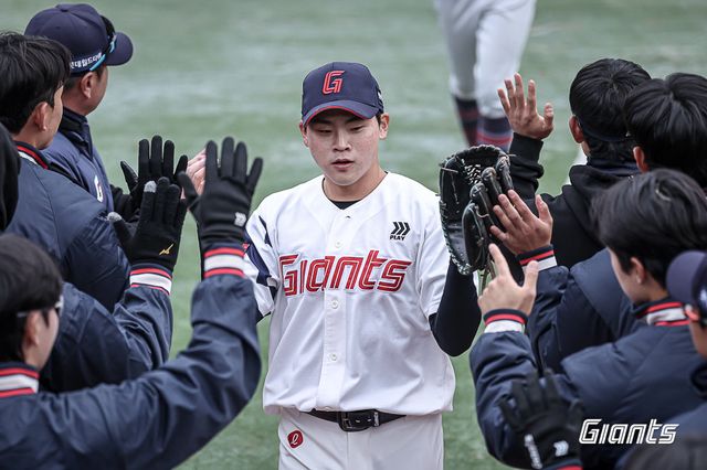 롯데 박찬형이 오른손 유구골 피로 골절로 수술대에 오른다. 박찬형이 12일 사직구장서 열린 KT와 시범경기 도중 동료들과 손뼉을 마주치고 있다. 사진제공｜롯데 자이언츠