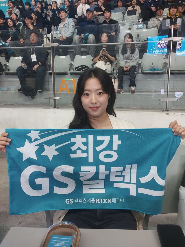 신유빈이&nbsp;24일 장충체육관서 열린 GS칼텍스-흥국생명의 V리그 여자부 준PO경기를 앞두고 시구를&nbsp;한 뒤 관중석서 GS칼텍스를 응원하고 있다. 장충│권재민 기자 jmart220@donga.com