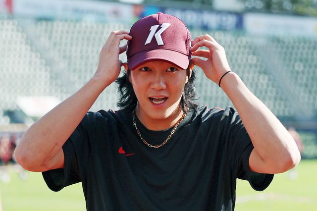 설종진 키움 감독은 24일 잠실 LG전을 앞두고 “안우진은 (1군) 출전이 가능할 때 엔트리에 등록할 예정”이라며 그의 복귀 계획을 밝혔다. 안우진은 팔꿈치 및 어깨 수술로 장기 재활에 돌입해 있는 상태다. 뉴시스