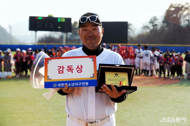 구로구유소년야구단을 제9회 스톰배 전국유소년야구대회&nbsp;U-13 청룡 우승으로 이끈 김덕환 감독. 사진 제공｜대한유소년야구연맹