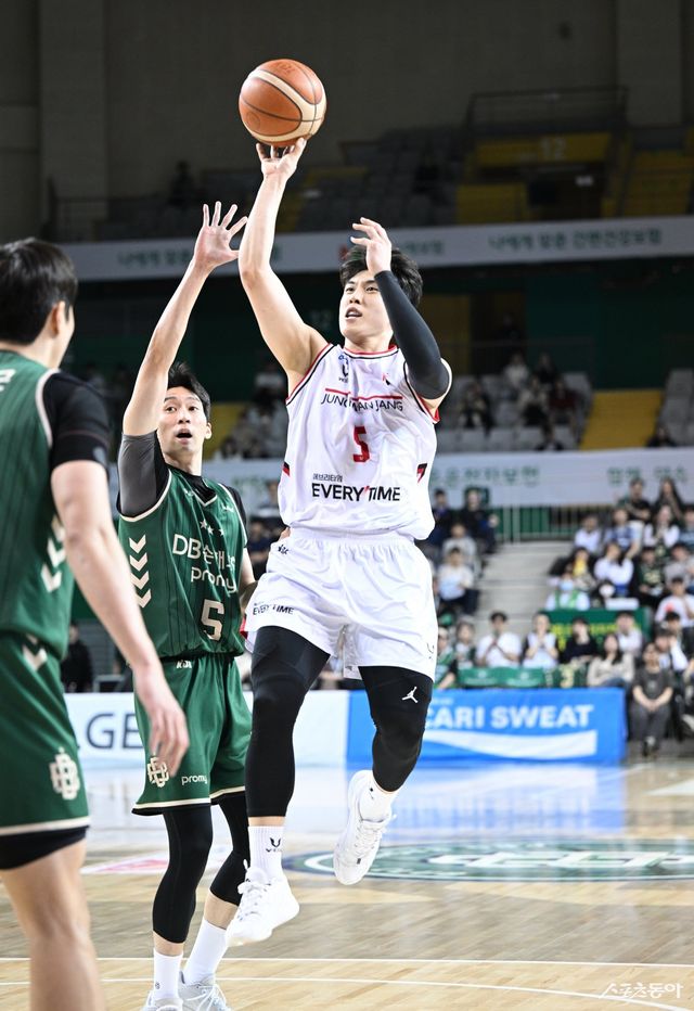 정관장 변준형(오른쪽)이 24일 원주DB프로미아레나서 열린 DB전에서 정호영의 수비를 피해 슛을 시도하고 있다. 사진제공｜KBL