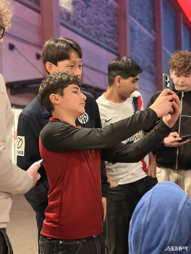 마인츠 이재성은 최근 스포츠동아와 독일 현지에서 만나 분데스리거로서의 삶을 이야기하며 2026북중미월드컵에서의 선전을 다짐했다. 마인츠에서 가장 사랑받는 선수인 그는 매 홈경기를 마칠 때마다 많은 인파에 둘러싸여 비공식 팬 사인회를 열어야 한다. 마인츠｜남장현 기자