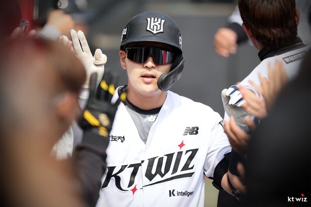 KT 한승택이 24일 수원KT위즈파크서 열린 두산과 시범경기서 홈런을 친 뒤 동료들의 환영을 받고 있다. 사진제공｜KT 위즈