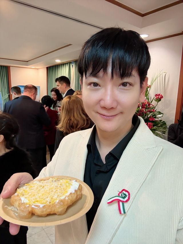 헝가리 전통음식 ‘랑고스’를 들고 있는 KoN(콘)