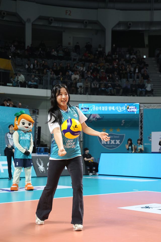 신유빈이&nbsp;24일 장충체육관서 열린 GS칼텍스-흥국생명의 V리그 여자부 준PO경기를 앞두고 시구를&nbsp;했다. 사진제공│GS칼텍스 배구단