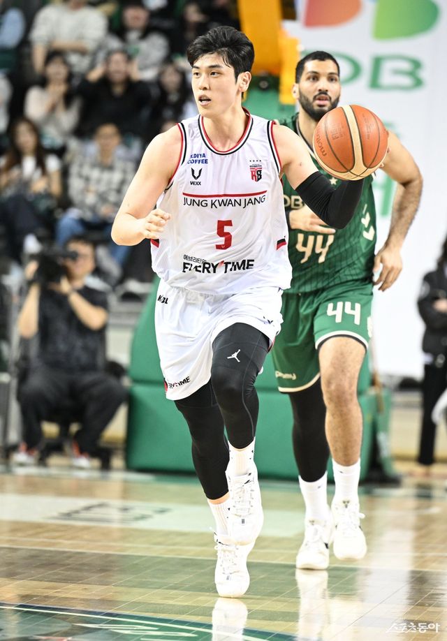 정관장 변준형이 24일 원주DB프로미아레나서 열린 DB전에서 드리블을 하고 있다. 사진제공｜KBL