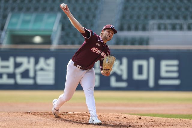 키움 네이선 와일스가 24일 잠실구장서 열린 ‘2026 신한 SOL 뱅크 KBO리그’ LG와 시범경기에 선발투수로 등판해 힘차게 공을 던지고 있다. 와일스는 5이닝 4안타 무4사구 1탈삼진 무실점 호투로 팀의 5-2&nbsp;승리를 이끌었다. 사진제공｜키움 히어로즈