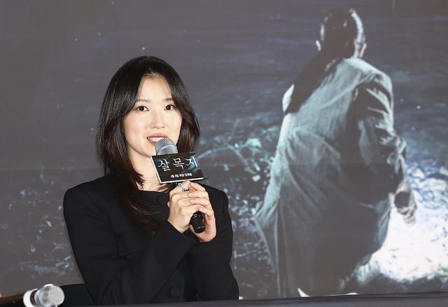 [서울=뉴시스] 김근수 기자 = 영화 ‘살목지’에서 한수인 PD역을 맡은 배우 김혜윤이 24일 서울 용산구 CGV용산점에서 열린 영화 살목지 시사회에서 질의응답을 하고 있다. 2026.03.24. ks@newsis.com