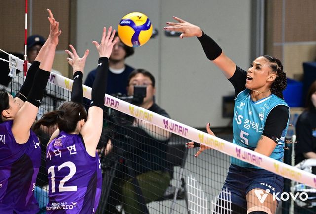 GS칼텍스 실바(오른쪽 끝)가 24일 장충체육관서 열린 흥국생명과 준PO 홈경기서 스파이크를 날리고 있다. 사진제공│KOVO