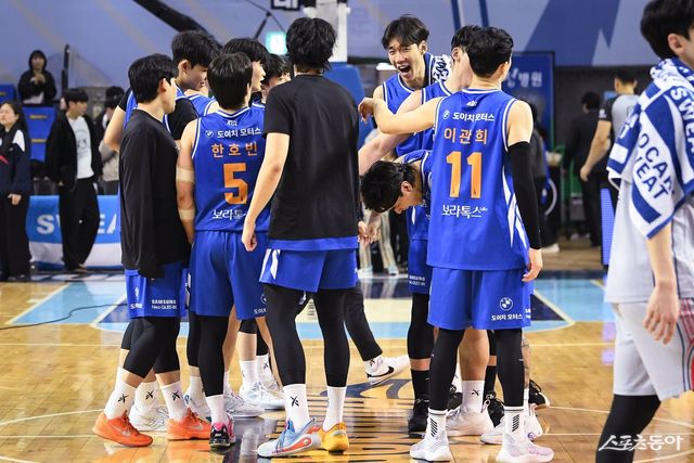 서울 삼성 선수들이 24일 잠실실내체육관에서 열린 현대모비스와 홈경기에서 승리한 뒤 한 데 모여 기뻐하고 있다. 사진제공｜KBL