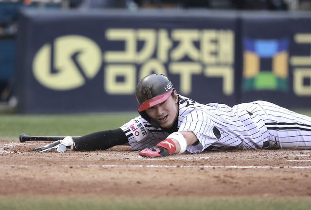 LG 내야 핵심 자원인 신민재가 가벼운 새끼손가락 부상으로 인해 24일까지 휴식을 취한다. 염경염 LG 감독은 “배팅을 하는 데 약간 울림 증세가 있다고 해서 오늘(24일)까진 쉬라고 했다”고 설명했다. 뉴시스