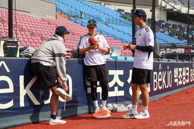 두산 이영하, 최승용, 최민석(왼쪽부터)이 22일 잠실구장서 열린 KIA와 시범경기를 앞두고 대화하고 있다. 사진제공｜두산 베어스