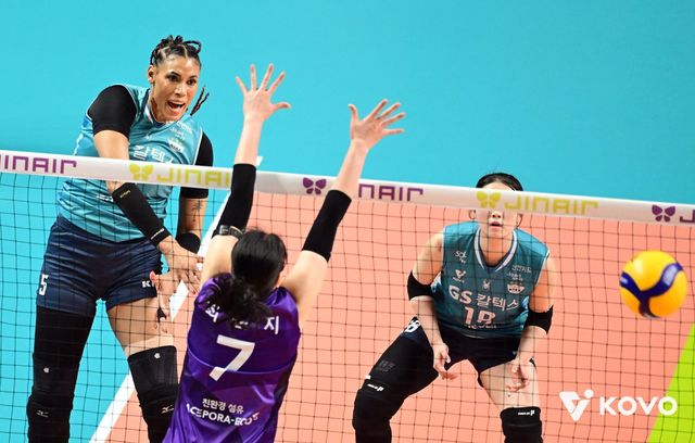 GS칼텍스 실바(왼쪽 끝)가 24일 장충체육관서 열린 흥국생명과 준PO 홈경기서 스파이크를 날리고 있다. 사진제공│KOVO
