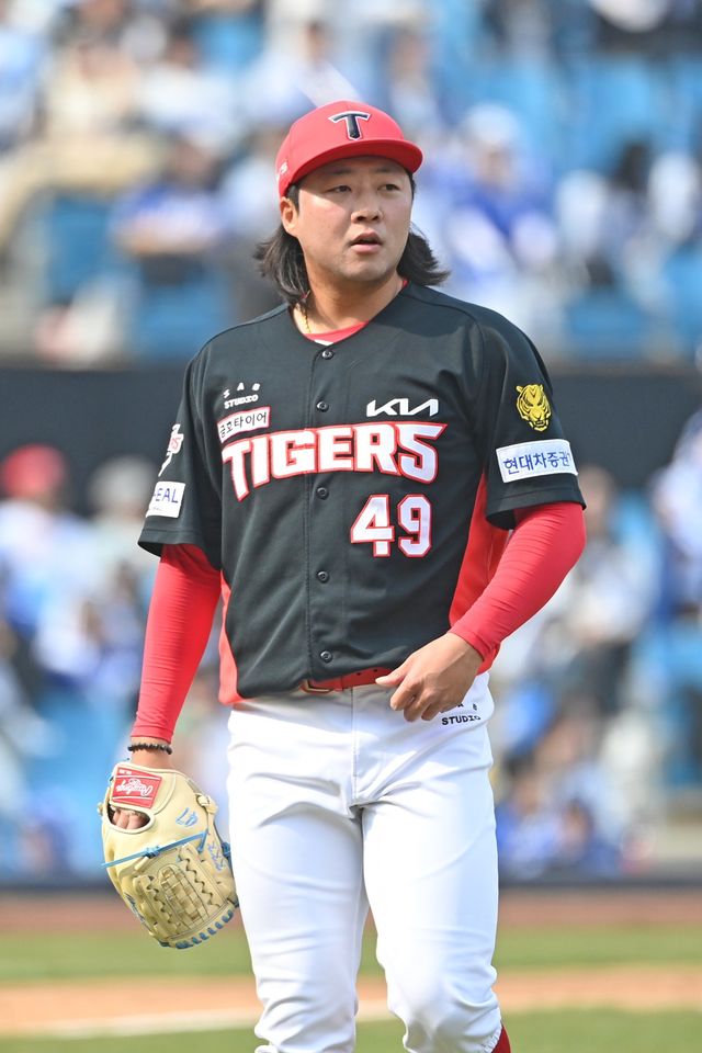 KIA 김범수가 24일 대구 삼성라이온즈파크에서 열린 ‘2026 신한 SOL KBO리그’ 시범경기 삼성과 원정경기서 동료의 수비를 지켜보고 있다. 사진제공｜KIA 타이거즈