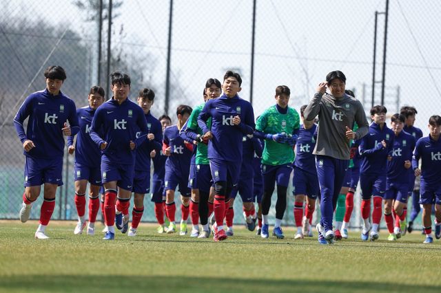 북중미월드컵 출전을 꿈꾸는 태극전사들이 코트디부아르와 첫 원정 평가전을 앞두고 영국 밀턴킨스의 MK돈스 훈련장에서 러닝으로 몸을 풀고 있다. 사진제공｜대한축구협회