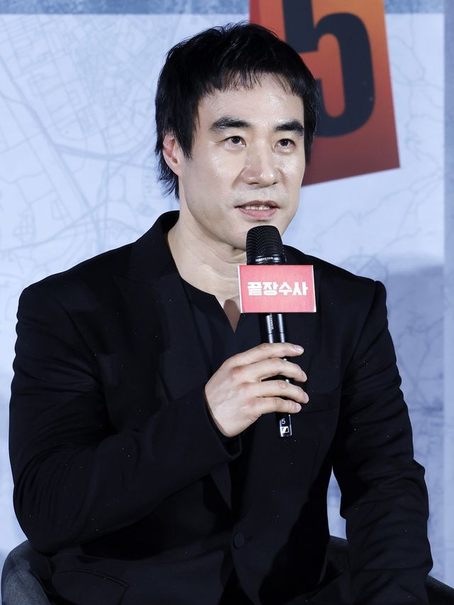 [서울=뉴시스] 김혜진 기자 = 배우 배성우가 9일 오전 서울 용산구 CGV용산아이파크몰에서 열린 영화 ‘끝장수사’ 제작보고회에서 인사말을 하고 있다. 2026.03.09. jini@newsis.com