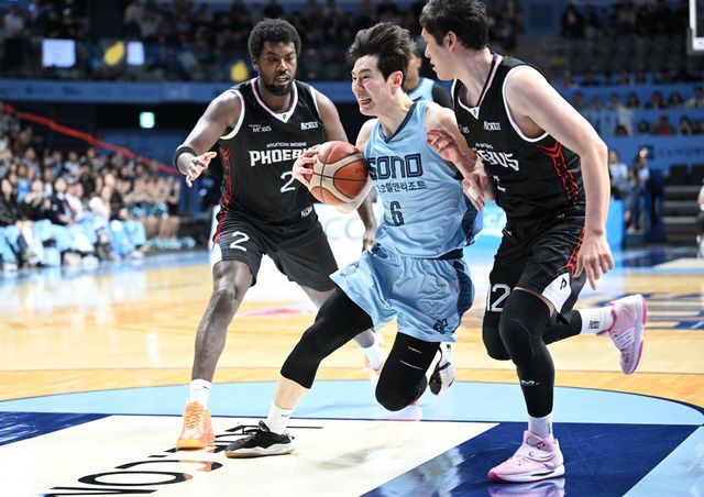 고양 소노 이정현(가운데)은 2025~2026시즌 정규리그의 강력한 국내선수 MVP 후보다. 그가 생애 첫 수상의 영예를 안을지 주목된다.&nbsp;사진제공｜KBL