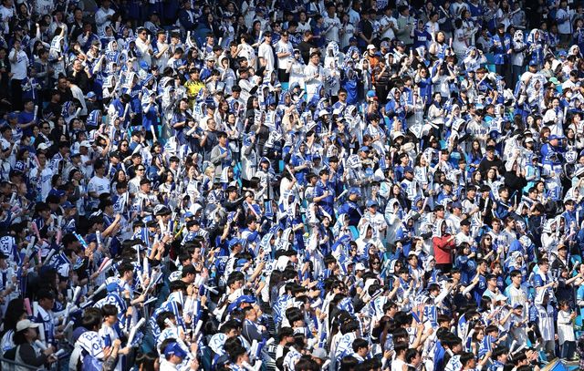 22일 대구삼성라이온즈파크에서 열린 ‘2026 신한 SOL 뱅크 KBO리그’ LG와 삼성의 시범경기를 찾은 야구 팬들이 열띤 응원을 보내고 있다. 올해 시범경기엔 무려 44만247명의 관중이 몰렸다. 이는 역대 KBO 시범경기 최다 관중 신기록이다. 폭발한 야구 수요를 정규시즌 홈 관중 1위 기록으로 연결할 팀은 올해 과연 어디일까. 뉴시스