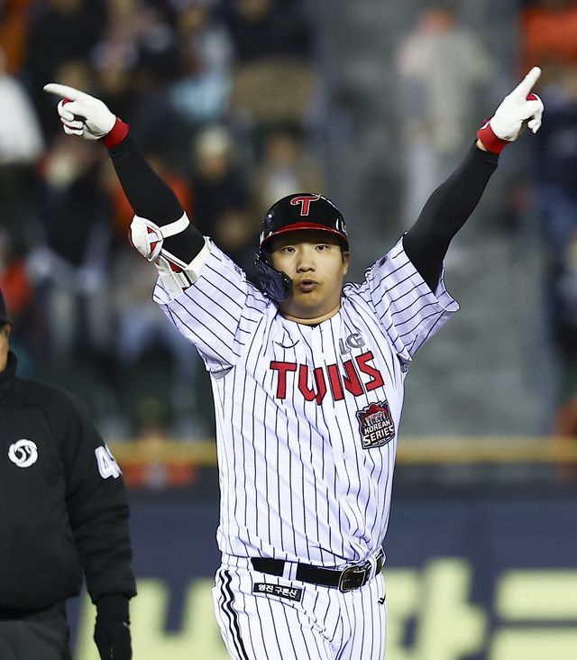 2025 한국시리즈에서 비디오 판독을 요청하는 LG 트윈스 문보경. 사진=뉴시스