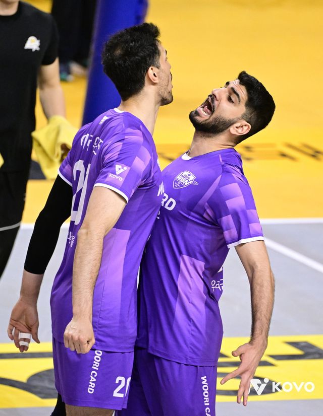 우리카드 아라우조(왼쪽)와 알리가 25일 의정부 경민대기념관서 열린 준PO 원정경기 도중 득점한 뒤 서로 몸을 부딪치며 기뻐하고 있다. 사진제공｜KOVO