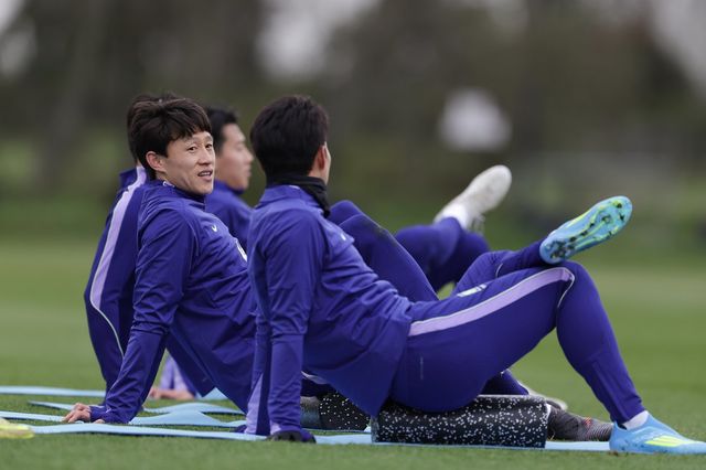 축구대표팀 베테랑 이재성이 코트디부아르와 친선전을 앞두고 영국 밀턴킨스의 MK돈스 훈련장서 진행된 팀 훈련 도중 동료와 대화하고 있다. 사진제공｜대한축구협회