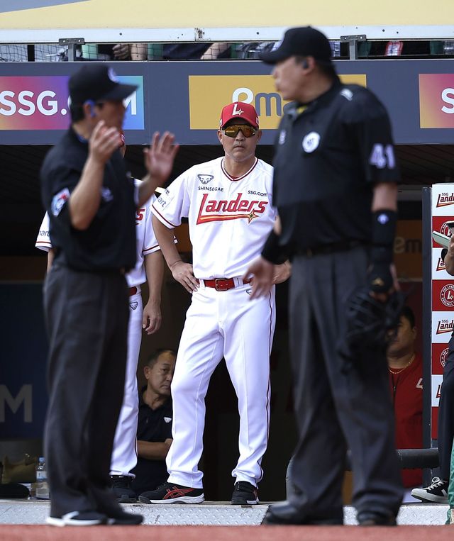 KBO리그 비디오판독 규정이 개정된다. 판독 과정에서 구단이 신청한 내용과 무관한 부분에 명백한 판정 오류가 발생할 경우 즉시 정정할 수 있다. 지난 시즌 경기 도중 비디오판독을 신청하는 이숭용 SSG 감독(가운데). 뉴시스