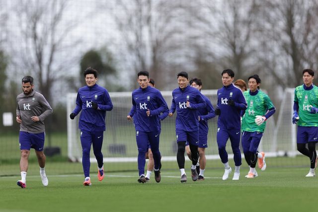 축구국가대표팀 선수들이 25일(한국시간) MK돈스 훈련장서 가볍게 뛰며 몸을 풀고 있다. 사진제공｜대한축구협회