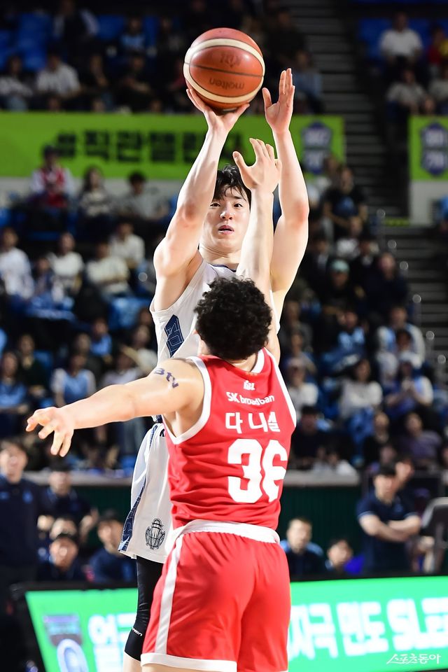 소노 이정현(뒤)이 25일 잠실학생체육관서 열린 SK전에서 에디 다니엘의 수비를 피해 슛을 시도하고 있다. 사진제공｜KBL