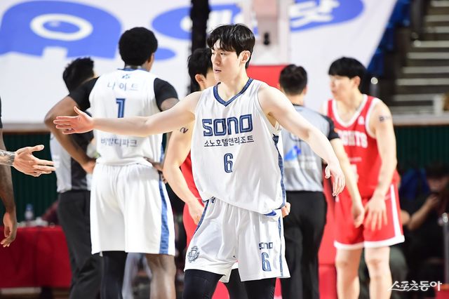 소노 이정현이 25일 잠실학생체육관서 열린 SK전에서 득점한 뒤 하이파이브를 하고 있다. 사진제공｜KBL