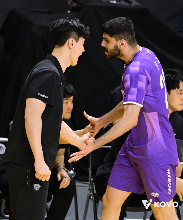 박철우 우리카드 감독대행(왼쪽)이 25일 의정부 경민대기념관서 열린 KB손해보험과 준PO 원정경기 도중 알리를 격려하고 있다. 사진제공｜KOVO