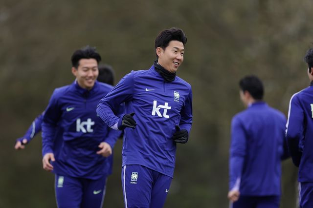축구국가대표팀 주장 손흥민(가운데)이 25일(한국시간) MK돈스 훈련장서 밝은 표정으로 훈련을 소화하고 있다. 사진제공｜대한축구협회