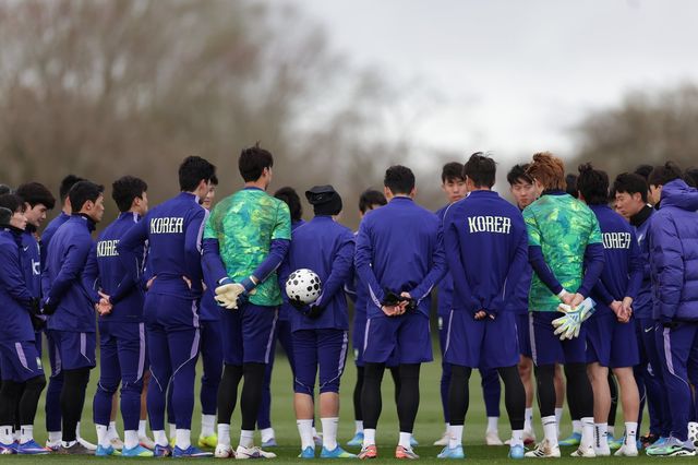 축구국가대표팀 선수들이 25일(한국시간) 영국 MK돈스 훈련장서 훈련을 앞두고 한데 모여 이야기를 나누고 있다. 사진제공｜대한축구협회
