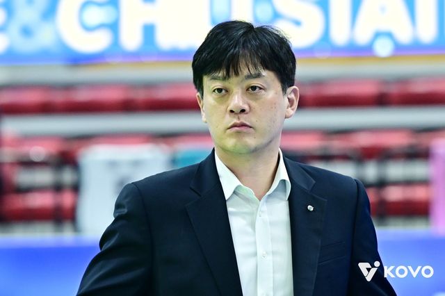 GS칼텍스 이영택 감독이 26일 수원체육관에서 열린 현대건설과 PO 1차전에 앞서 선수들을 지켜보고 있다. 사진제공｜KOVO